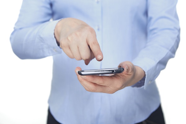 「歩きスマホ」や「歩きタバコ」,「歩き読み」は英語で何と言う?